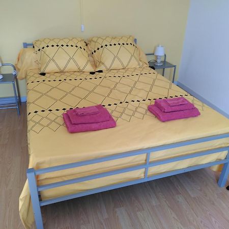 Au Nid De Mes Anges Bed & Breakfast Entrecasteaux Exterior photo